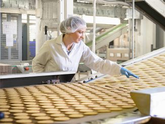 femme sur une chaine de production usine agroalimentaire