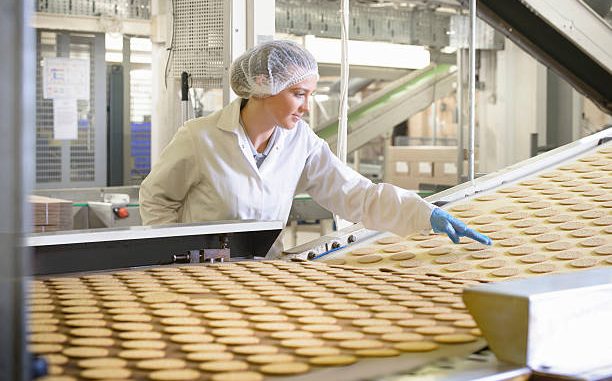 usine_alimentaire_air femme sur une chaine de production usine agroalimentaire
