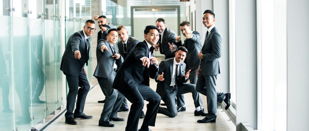 Jeunes cadres en costume dans un couloir de l'entreprise en train de poser