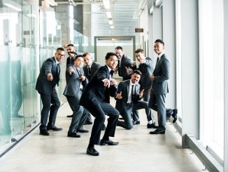 Jeunes cadres en costume dans un couloir de l'entreprise en train de poser