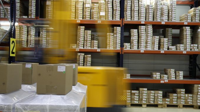 Entrepôt Entrepôt de stockage qui contient des étagères avec des colis