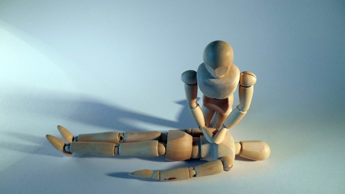 massage-cardiaque Mannequins en train de faire un massage cardiaque
