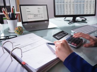 Expert comptable qui gère des factures dématérialisées
