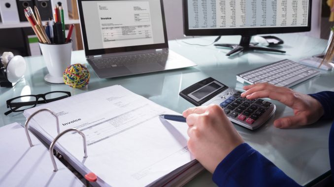 Dématérialisation factures Expert comptable qui gère des factures dématérialisées