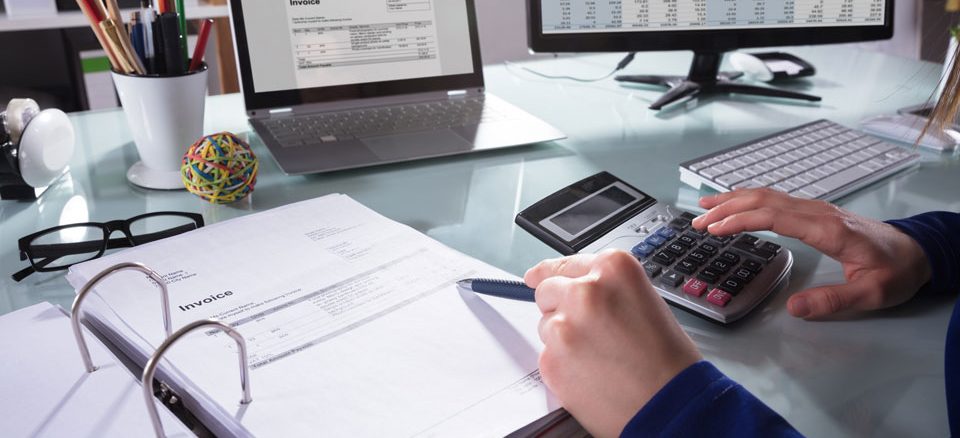 Expert comptable qui gère des factures dématérialisées