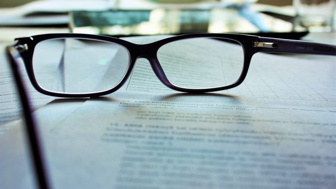 contrat-vue-lunettes des lunettes posées sur un contrat