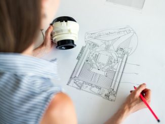 ingénieur qui travaille sur un prototype