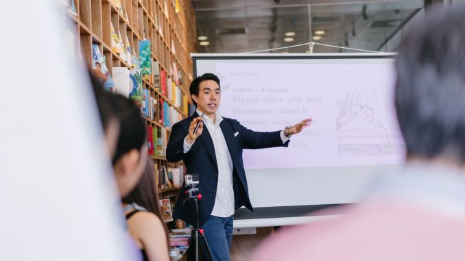 seminaire-entreprise Homme qui parle devant un paperboard