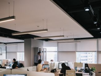 Un open space avec parois accoustiques