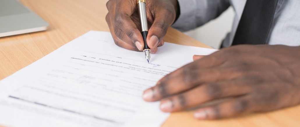 personne en train de signer un contrat