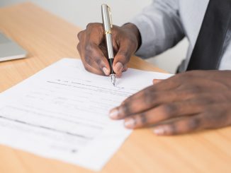 personne en train de signer un contrat