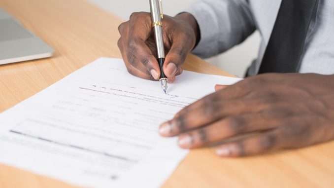 différence-cdd-ctt personne en train de signer un contrat