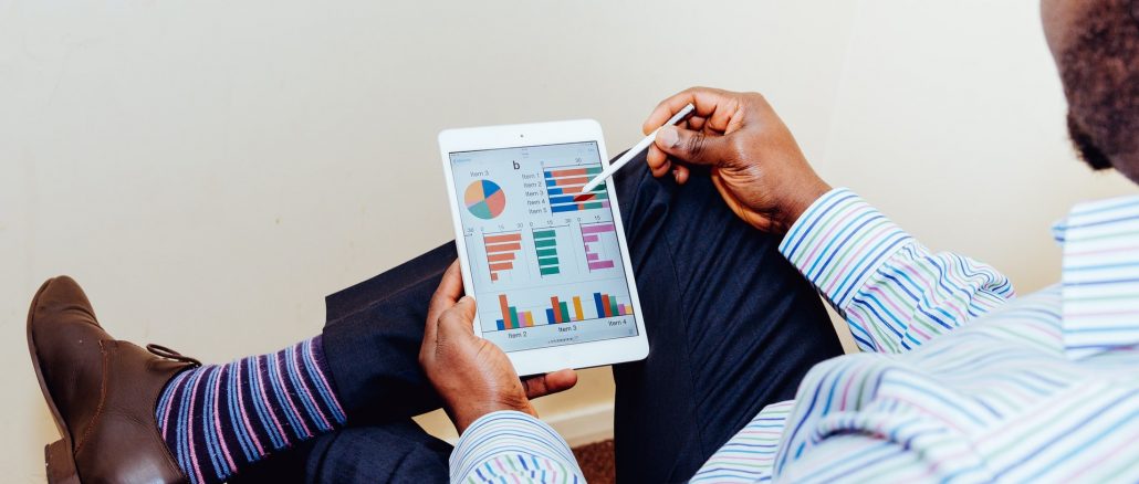homme analysant des graphiques sur un ipad