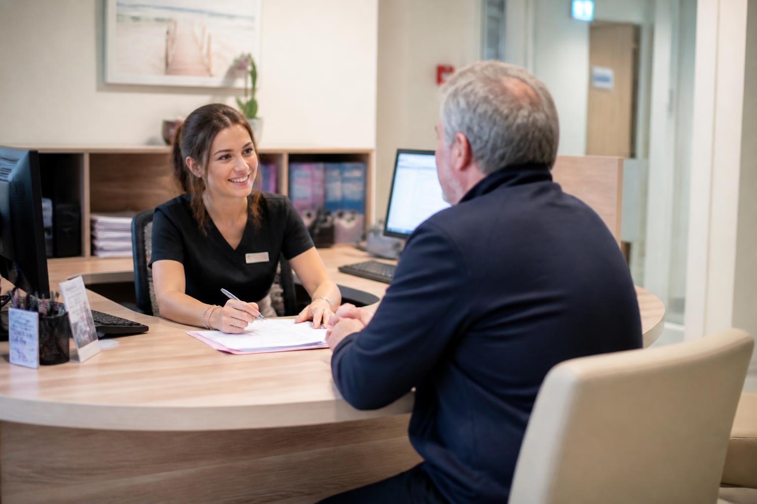 découvrez comment devenir secrétaire médicale grâce à notre guide complet, incluant toutes les étapes clés pour réussir votre formation et démarrer votre carrière avec confiance.