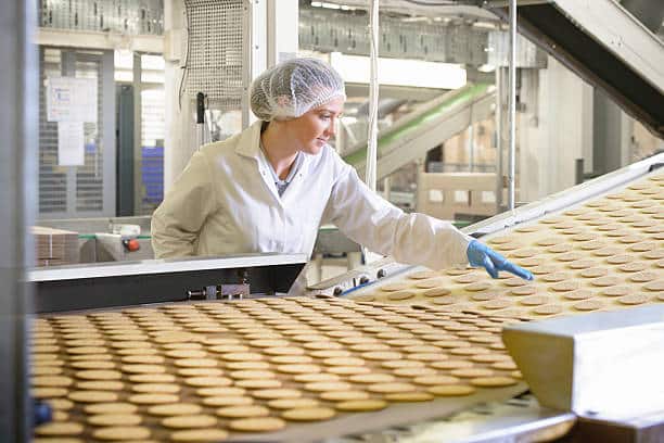 femme sur une chaine de production usine agroalimentaire