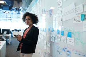 Femme en train d'organiser l'événement pro de son entreprise