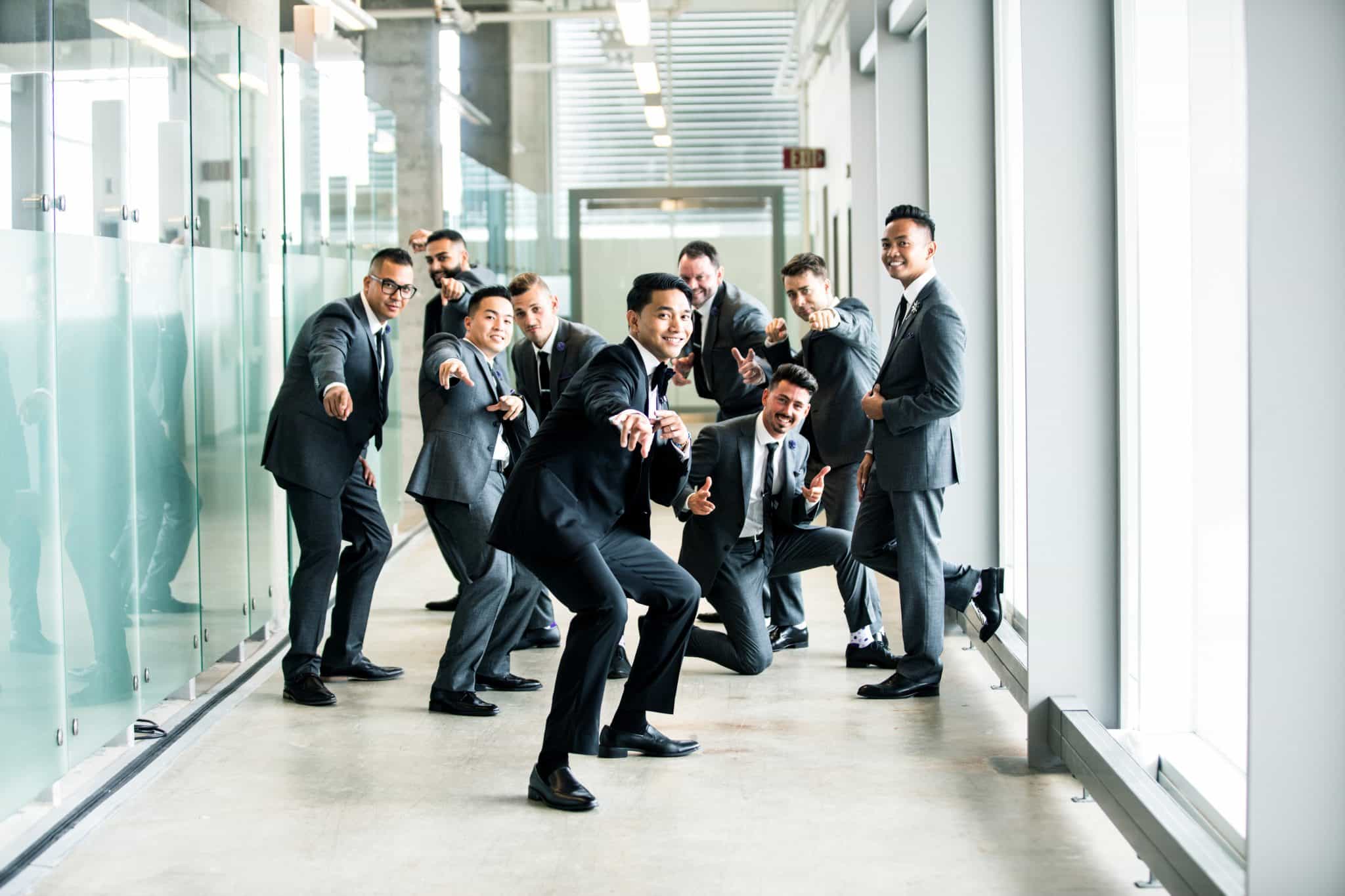 Jeunes cadres en costume dans un couloir de l'entreprise en train de poser
