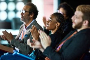 Public en train d'applaudir lors d'une présentation pro