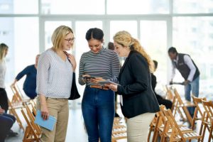 Trois femmes en train de discuter lors d'une rencontre professionnelle