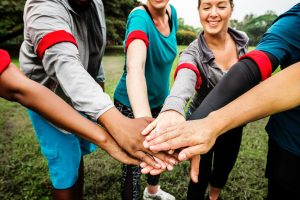 6 personnes forment une équipe et joignent les mains