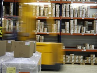 Entrepôt de stockage qui contient des étagères avec des colis