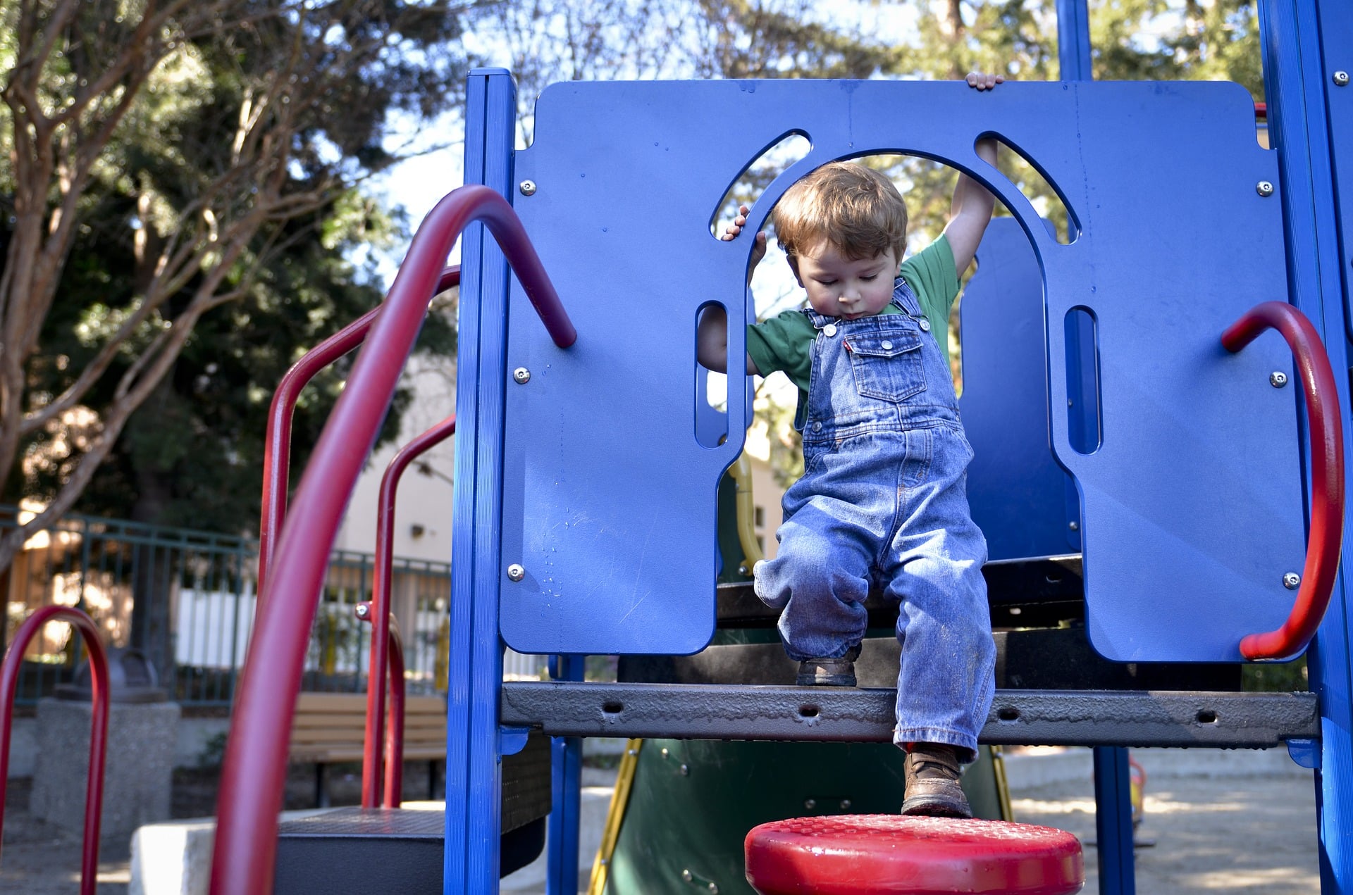 Petit garçon qui s'amuse dans une aire de jeux pour enfants