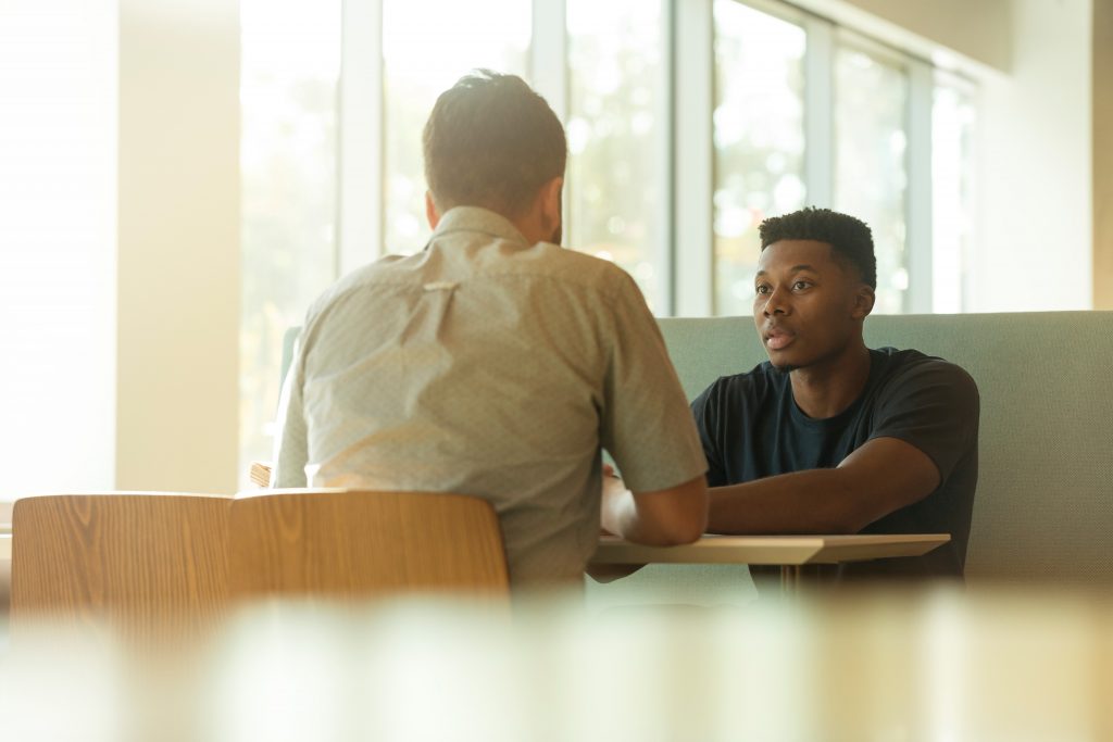 Une discussion entre deux personnes