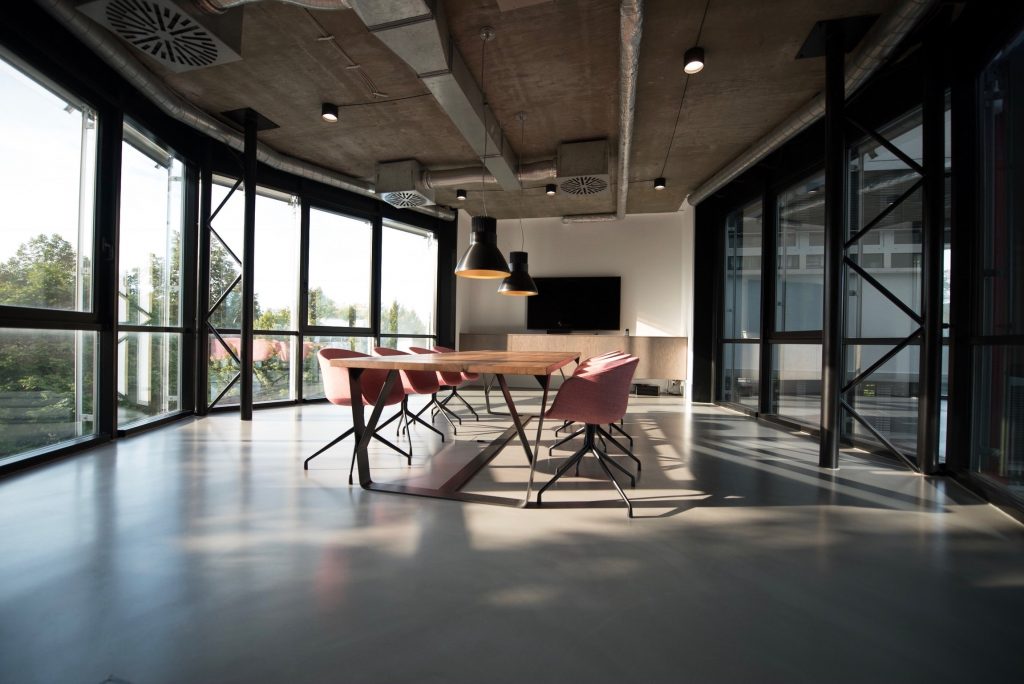 Salle de réunion design minimaliste
