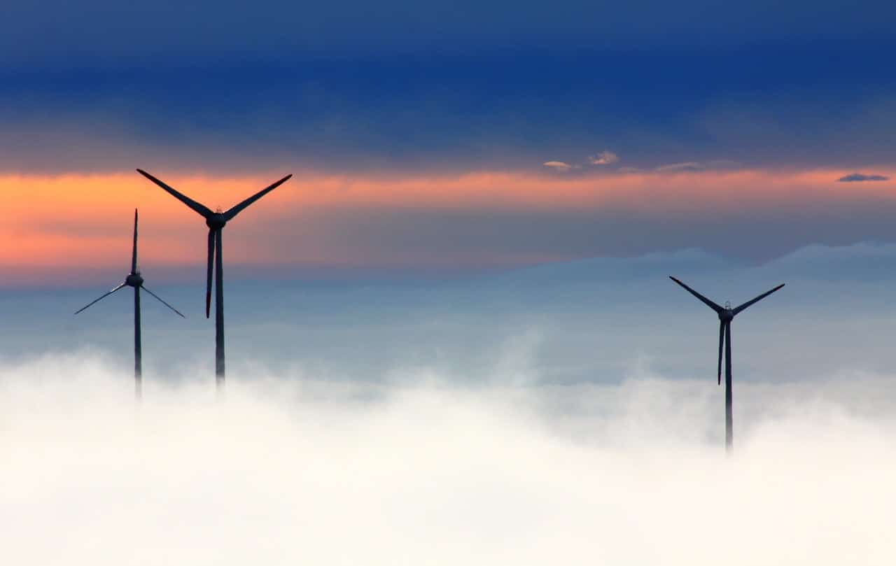 Parc éolien dans les nuages