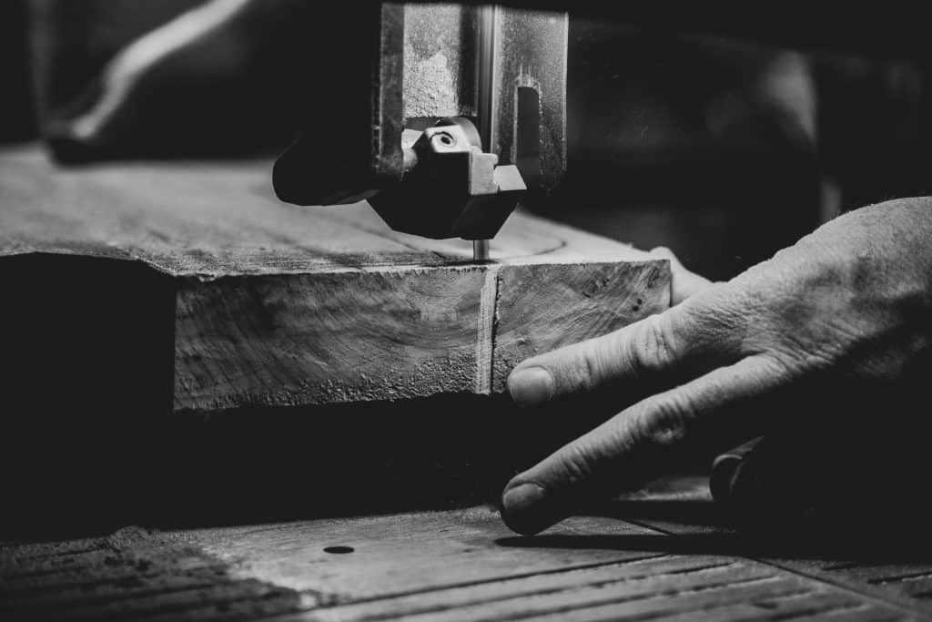 menuisier qui coupe une planche