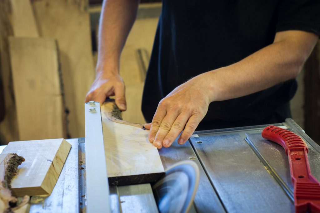 menuisier travaillant le bois