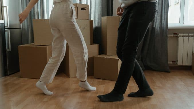 Employés qui célèbrent le déménagement de leur entreprise